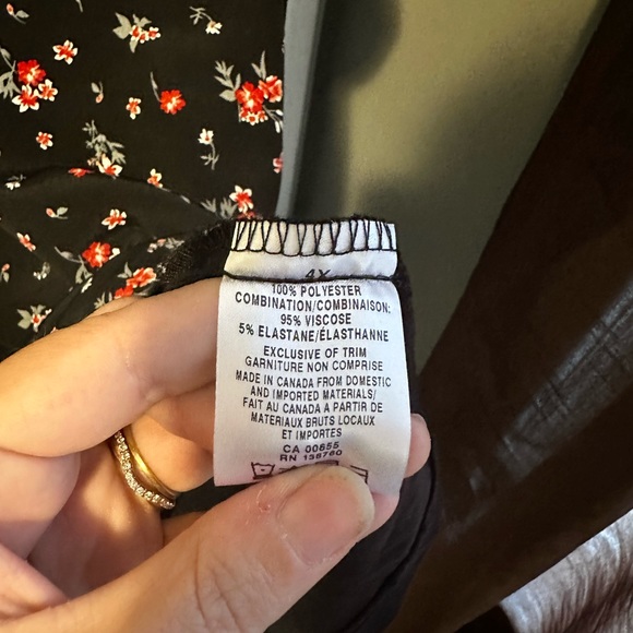 Additional Elle - black floral Vneck buttonless blouse short sleeve - Picture 5 of 6